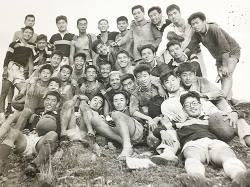 慶大B.Y.Bクラブ時代、合宿打ち上げの集合写真（上から2列目中央）