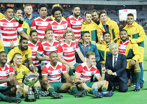 リポビタンDチャレンジカップ2017で勝利したオーストラリア代表との記念写真（前列右）