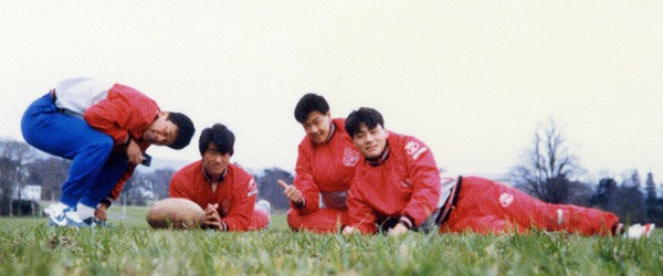 茨田高校時代ラグビー部の仲間と(左) 