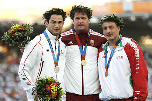 2004年アテネオリンピック、ハンマー投げの表彰式。中央のアヌシュはドーピング違反で失格する