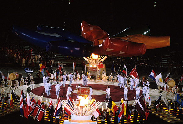 閉会式。参加国・地域の国旗の入場（1998年）