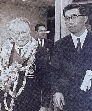 1964年東京パラリンピック大会で話をするグットマン博士（左）と中村裕博士（右）