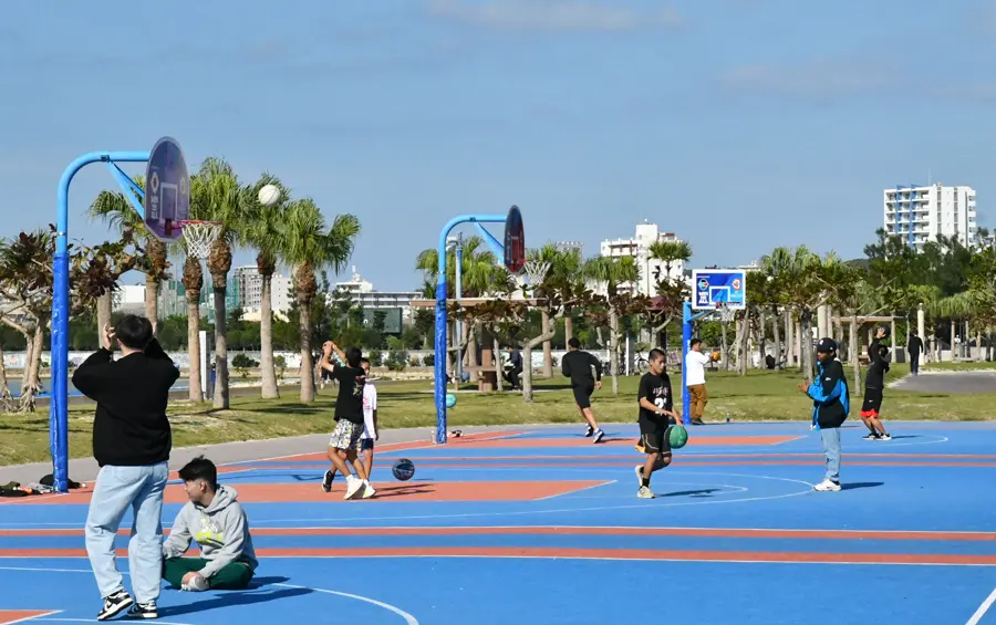 北谷町アラハビーチでは、子どもたちが気持ちよくバスケットを楽しんでいる