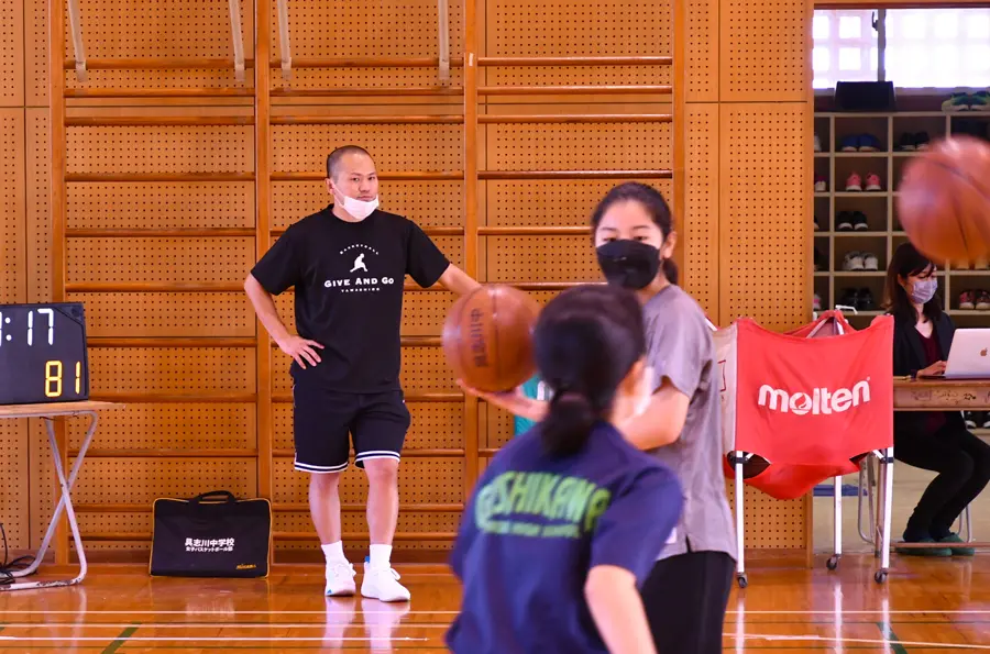 元プロバスケ選手の山城さんは、中学の部活動の担い手としても活躍する