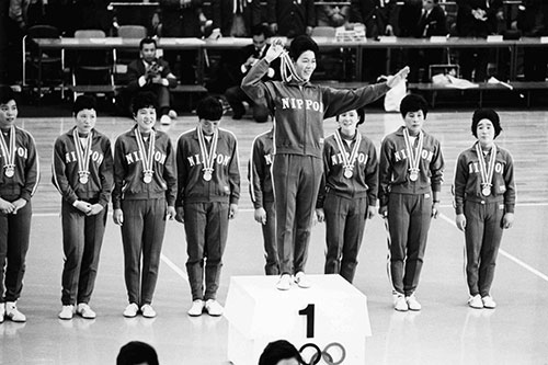 1964年東京大会で金メダルを獲得した「東洋の魔女」。表彰台に立つのは河西昌枝主将