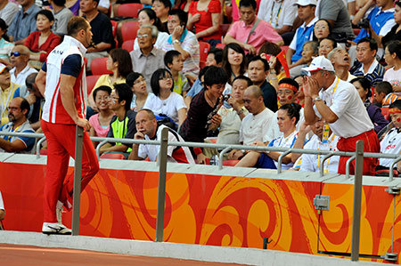 2008年北京オリンピックで室伏広治に指示をおくる父・重信