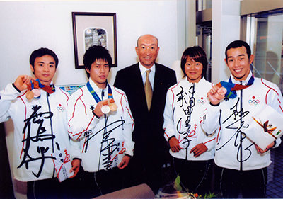 アテネオリンピックで活躍した選手と共に。 左から体操の鹿島丈博、冨田洋之、 本人、水泳の稲田法子、森田智己（2004年）