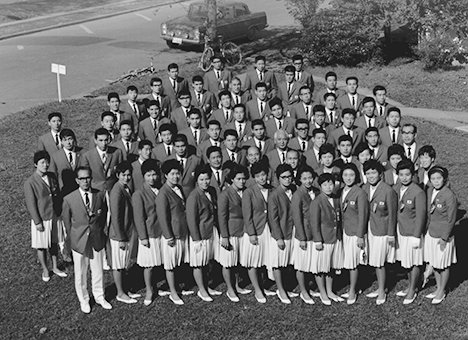 東京オリンピック選手村に勢ぞろいした水泳日本代表チーム（1964年）（前から2列目左から二人目が筆者）