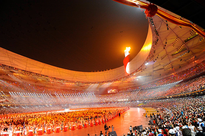 2008年8月8日に北京国家体育場（通称：鳥の巣）で華やかに開催された北京オリンピックの開会式