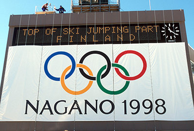 白馬ジャンプ会場の掲示板に表示された五輪マーク（1998年）
