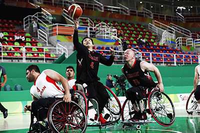 車いすバスケットボール、日本対イランのゴール下の攻防 （2016年リオパラリンピック）