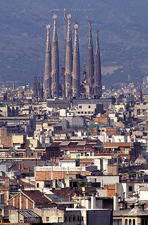 スペインの建築の巨匠アントニオ・ガウディ設計のサグラダ・ファミリアはいまだに完成せず