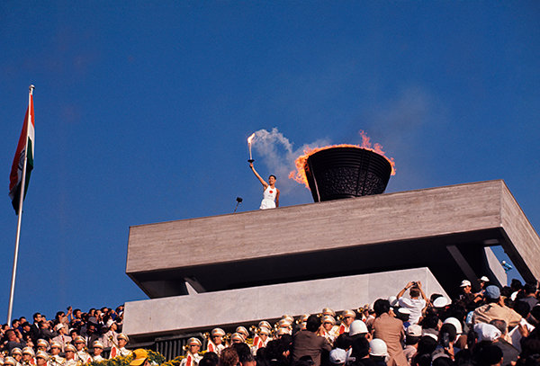 1964年東京オリンピック開会式で聖火の点火を行う坂井義則