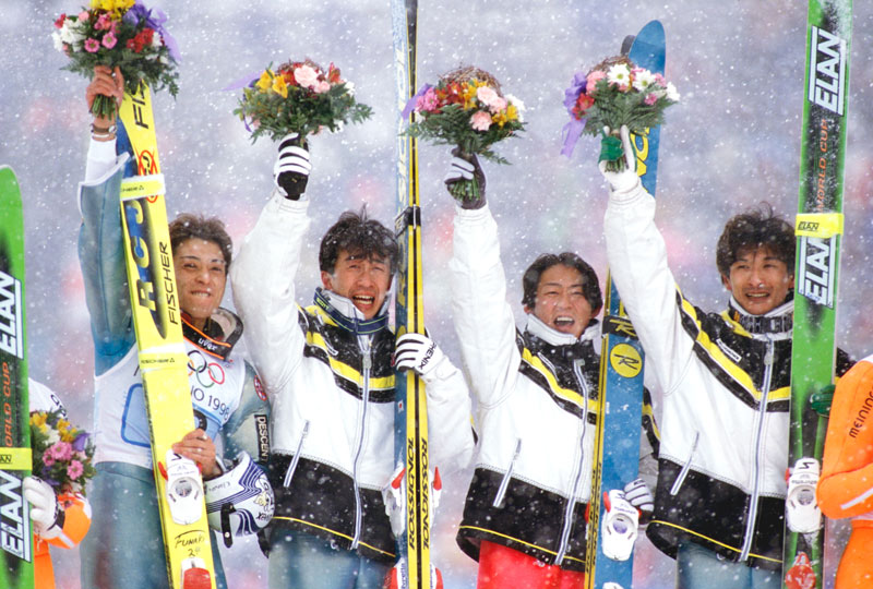 1998年長野大会、悲願の金メダルを獲得した日本スキージャンプ団体、左から船木、原田、岡部、斎藤