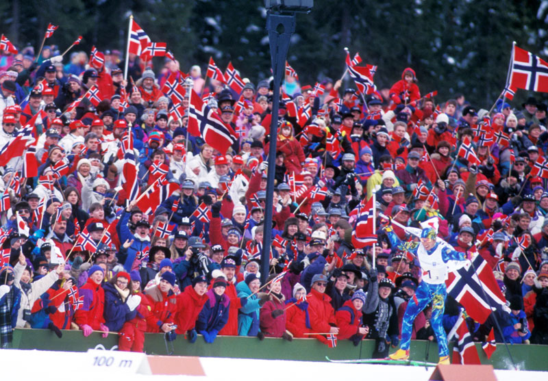 1994年リレハンメル大会、ノルディック複合団体で観客の声援を受けながらゴールに向かう荻原健司（右）