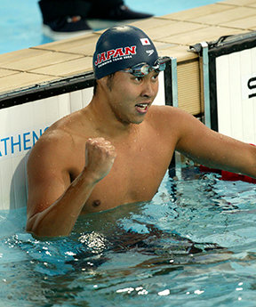2004年アテネ大会男子200m平泳ぎでフィニッシュした北島康介