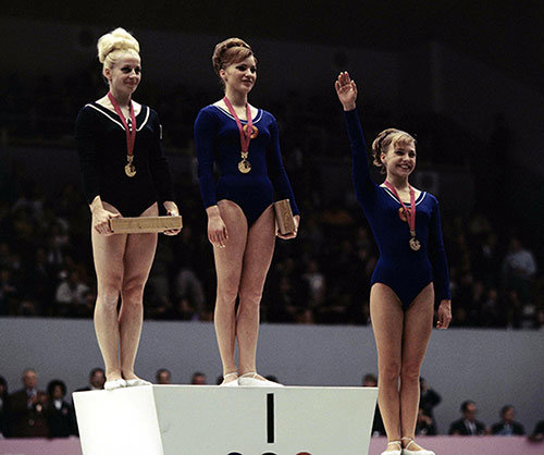 1968年メキシコシティー大会の種目別ゆか、チャスラフスカとソ連のラリサ・ペトリックが同点優勝