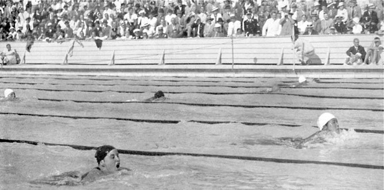 1936年ベルリンオリンピック競泳女子200m平泳ぎ。トップを泳ぐ白い帽子が前畑秀子