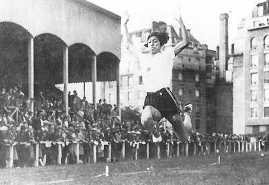 日本人女性で初めてオリンピックに参加した人見絹枝（写真は、1926年第2回国際女子競技大会走り幅跳びで優勝した際の人見）
