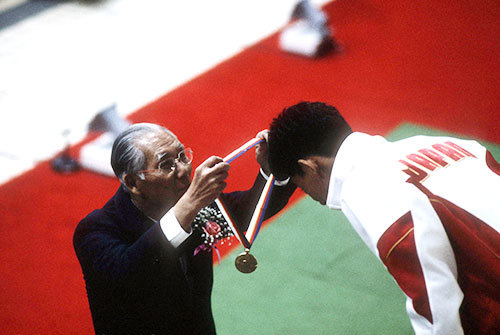 1988年ソウルオリンピックの男子100m背泳ぎで優勝した鈴木大地に金メダルを授与