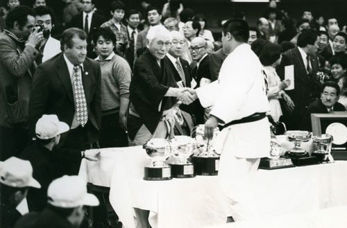 山下泰裕氏と握手を交わす松前重義氏（中央）