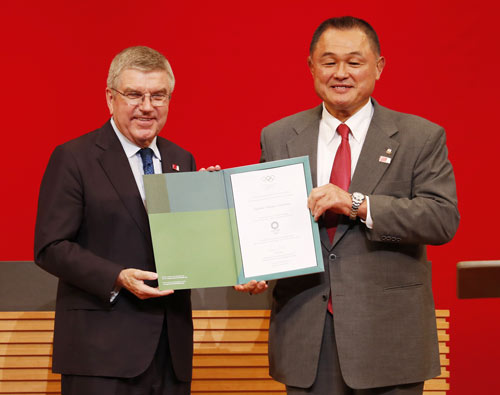 トーマス・バッハIOC会長（左）と山下氏